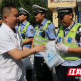 吉首:感谢交警烈日下坚守 商家送上太阳镜