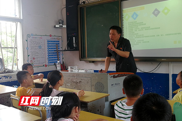 “老师”生动讲解。.jpg