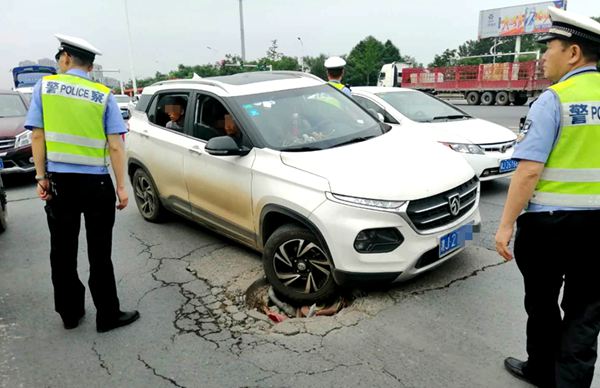 图二 井盖引发的交通事故.jpg 图二 井盖引发的交通事故.jpg