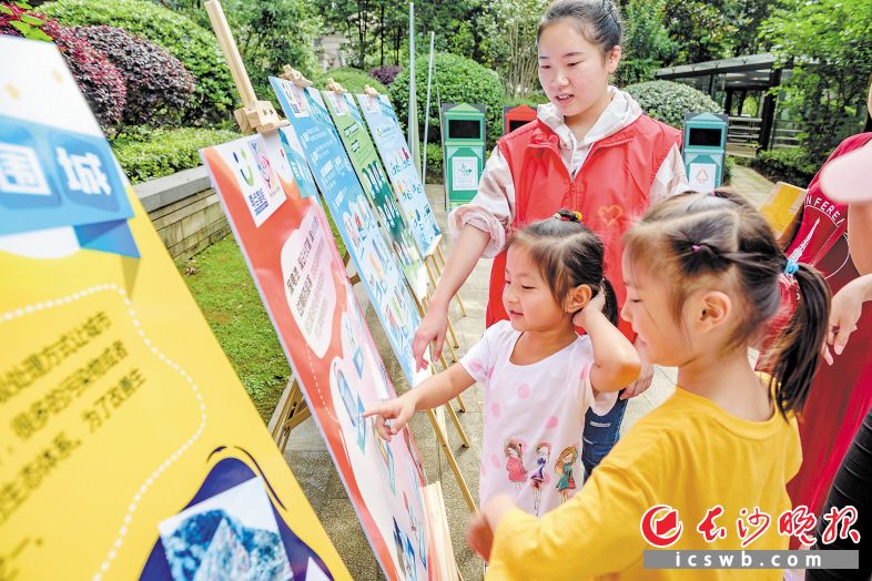 　　近日，在芙蓉区古汉城社区，居民通过看展板、做游戏等方式学习垃圾分类知识。长沙晚报全媒体记者  陈飞 摄