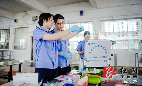 宁远为高考学子系上食品安全带1000 拷贝.jpg