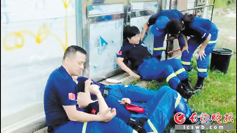 　　图为事故现场受伤的队员。  　　受访者供图