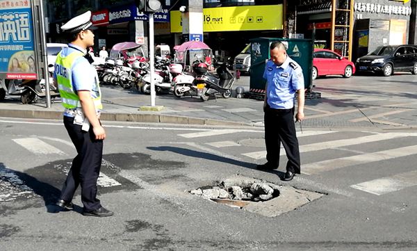 图一 刘科大队长带头排查.jpg 图一 刘科大队长带头排查.jpg