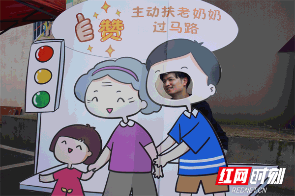 我和文明合个影.gif