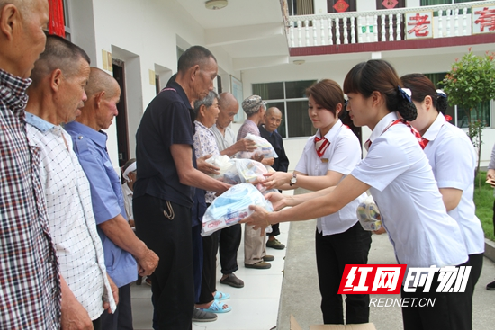 永定区开展“公益视频票·端午献真情”走进敬老院活动