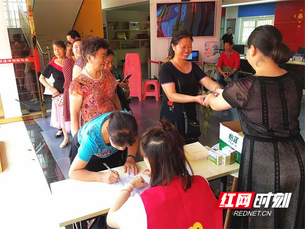 潇湘路社区送艾叶(1).jpg
