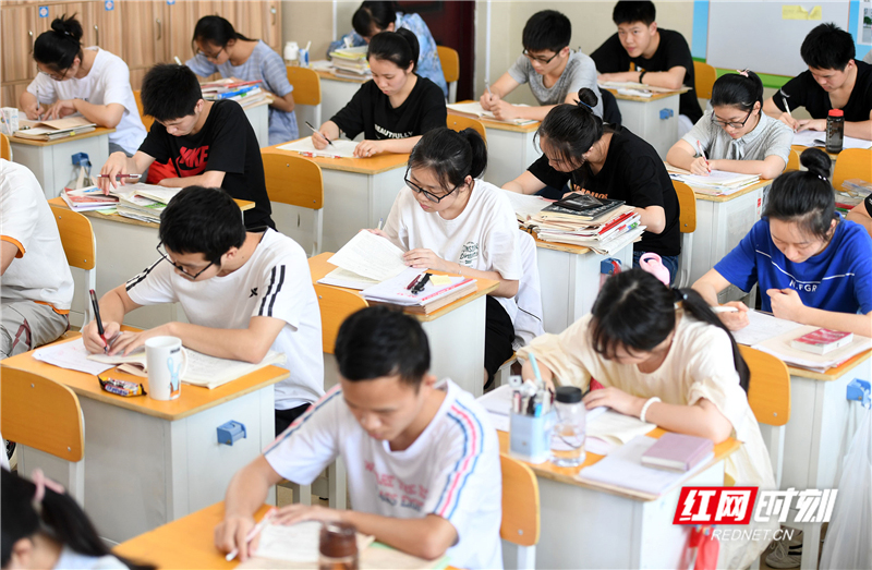 红网时刻6月6日讯 高考临近,郴州市各大高中高三学生抓紧时间进行最后