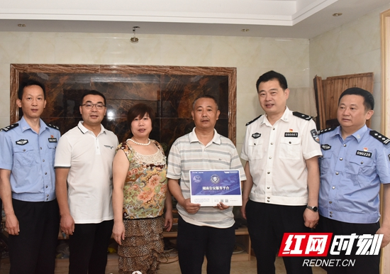 【警视窗】5分钟完成审核 15小时送证上门