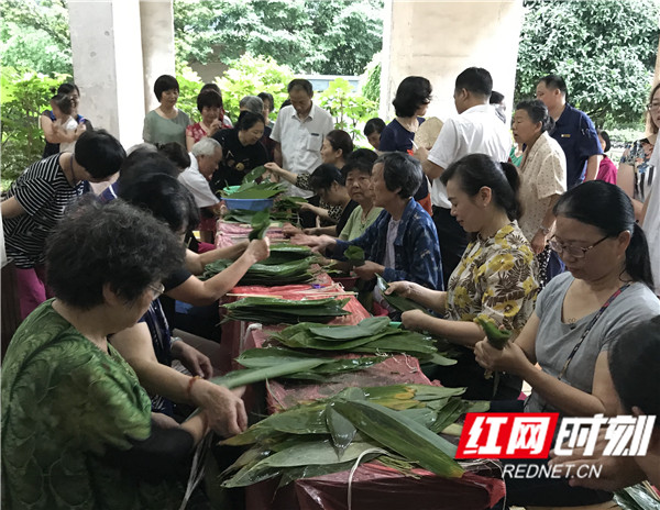 6月6日上午，梅岭社区举办了“粽叶飘香迎端午，幸福和谐邻里情” 端午节系列活动。