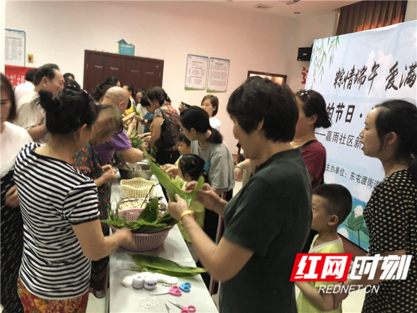 在嘉雨校区，社区为居民举办了 “粽情端午，爱满嘉园”主题活动，活动设有奖问答和包粽子两个环节。