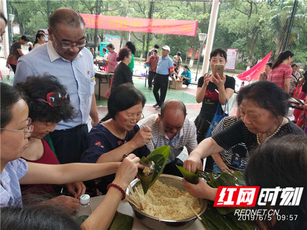 6月5日，一力社区特邀快乐老人大学一力校区学员，与广大居民一起参加2019端午节包粽子比赛。