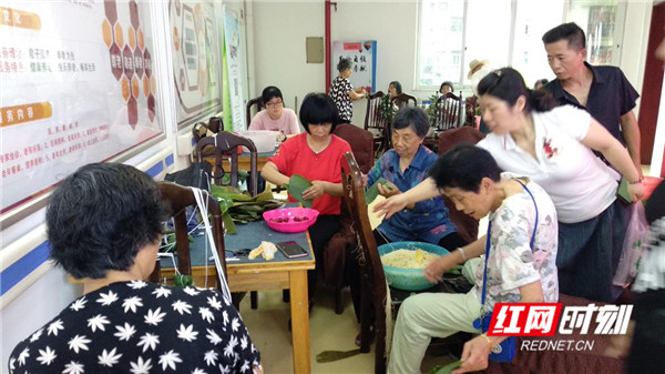 快乐老人大学长华校区和社区共同组织了老人家包粽子的活动。