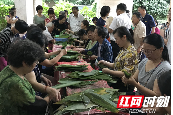 端午近，粽香飘，快乐老人大学多校区联合社区举办喜迎端午活动
