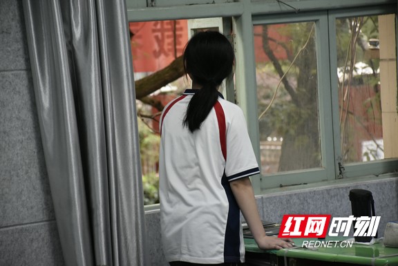 临近考试，复习间隙再看看熟悉的窗外。