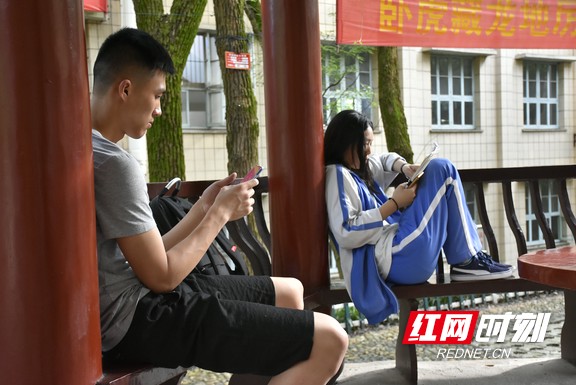 红网时刻益阳６月６日讯（实习记者 刘志雄 记者 刘丽）高考前夕，记者走进校园，带来尚在学校的高三考生实况。图为两名考生在常坐的凉亭聊天放松。