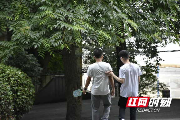 相熟的朋友考前再散散步。