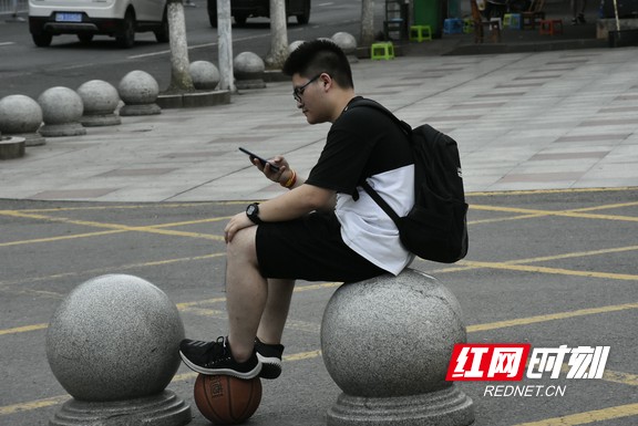 看完考场，与打球的同学告别，在等家人的间隙用手机复习。