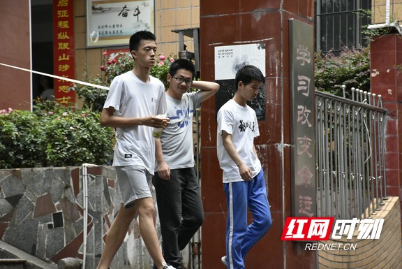 刚放下书本的学生准备结伴去吃晚餐。