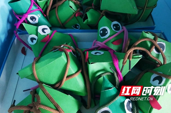 武陵源区索溪中心幼儿园：小萌娃包粽子快乐过端午