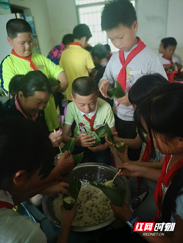 三岔中心学校开展“承传统，迎端午”学生包粽子实践活动