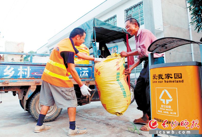 　　在长沙县农村，垃圾分类成为村民生活新时尚。