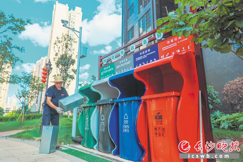 　　长沙县所有党政机关、学校、医院等公共机构，四分类垃圾桶均已配备到位，绿蓝灰红四色垃圾桶，分别对应湿垃圾、可回收物、干垃圾、有害垃圾。  均为章帝 摄