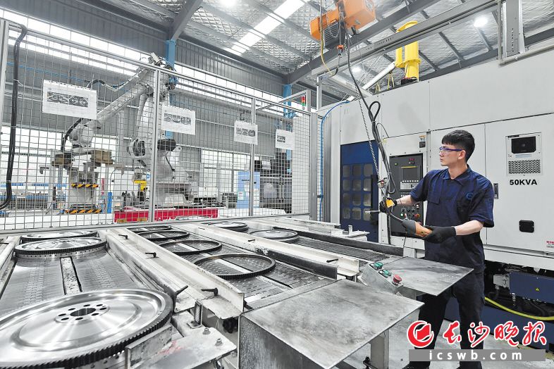 　　飞斯特的A1生产线实现了高度自动化与智能化，从“毛坯”到成品只需一个工人操作。　　长沙晚报全媒体记者 王志伟 摄