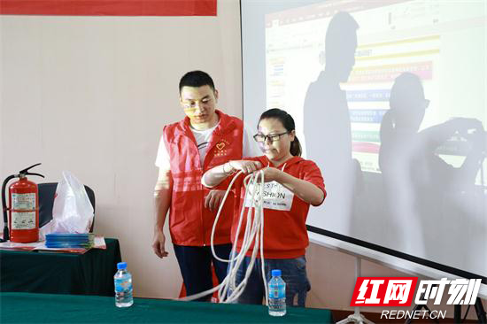 学员体验消防绳.jpg