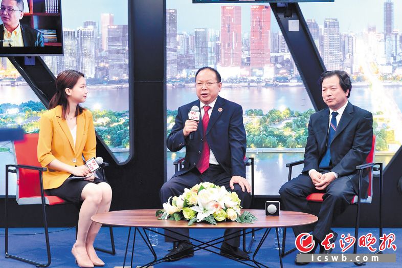 　　↑长沙市人民检察院党组书记、检察长王勋爵（中）来到长沙晚报融媒体中央厨房新闻会客室，畅谈检察机关优化营商环境举措，并与企业家代表及网友进行交流。长沙晚报全媒体记者 王志伟 摄