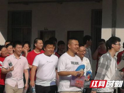 【幸福“奔”考】武陵源：高考首日顺利开考