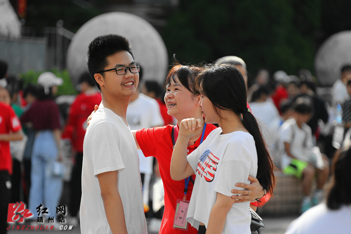 6月7日，湖南省靖州苗族侗族自治县第一中学考点，一位老师一手搂着一名学生，给考生加油鼓劲。（靖州站记者 刘杰华 通讯员 吴霞）