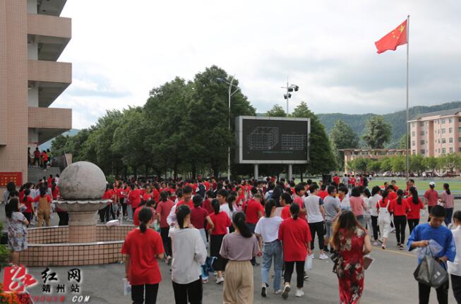 6月7日，湖南省靖州苗族侗族自治县第一中学考点，考生开始进入考场。