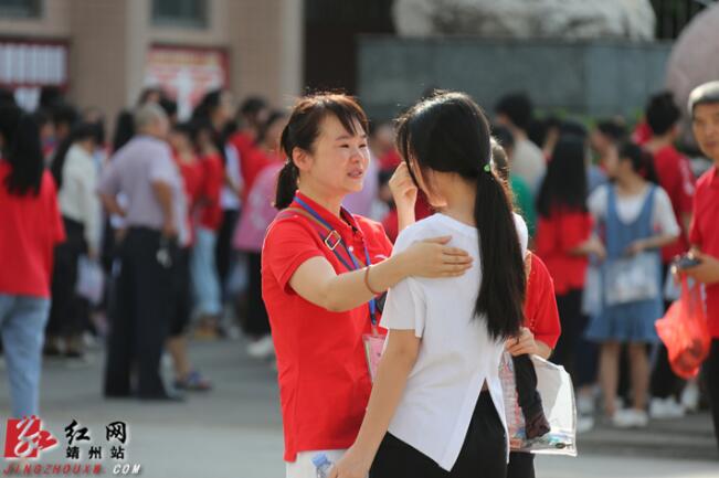 6月7日，湖南省靖州苗族侗族自治县第一中学考点，一位老师与学生拥抱，平复考生紧张心情。