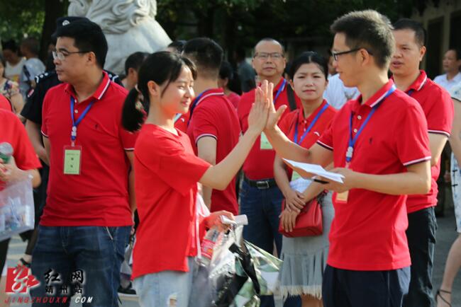 6月7日，湖南省靖州苗族侗族自治县第一中学考点，一位老师与学生击掌为考生加油。