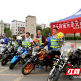 保靖：摩托车护考队“无死角”爱心送考