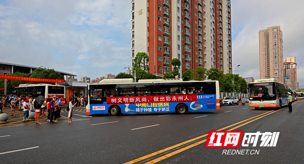 红网时刻永州6月8日讯（记者 成文杰 周纯）2019年高考的第一天，经历寒窗苦读，永州各地的学子们迎来了人生的这一场大考。考场上，他们奋力书写人生中的重要答卷；考场外，家长和交警、城管队员们等工作人员在默默守护着。
立鸿鹄志、做奋斗者，加油吧，学子们！为了更好的明天而战！
图为6月7日上午8时左右，送考车辆陆续进入考点。