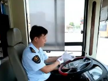 常德武陵区：公交司机自制“禁鸣手套” 为高考“静音”