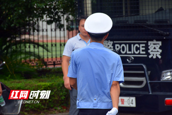 交警身上被汗水浸湿的警服_副本.jpg
