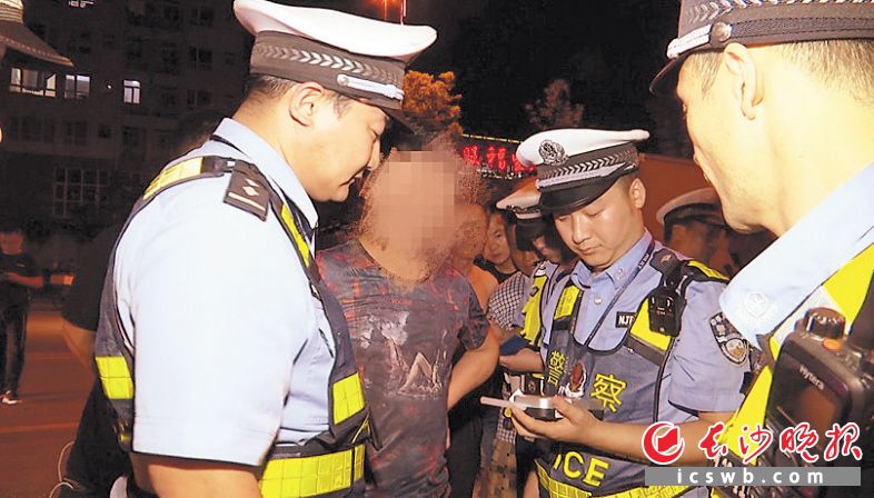 　　图为交警在对驾驶员进行酒精测试。  交警部门供图