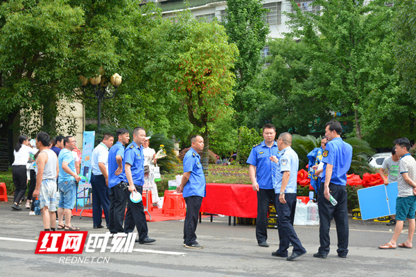 城管工作人员在指挥摊贩将摊点搬到指定区域_副本.jpg
