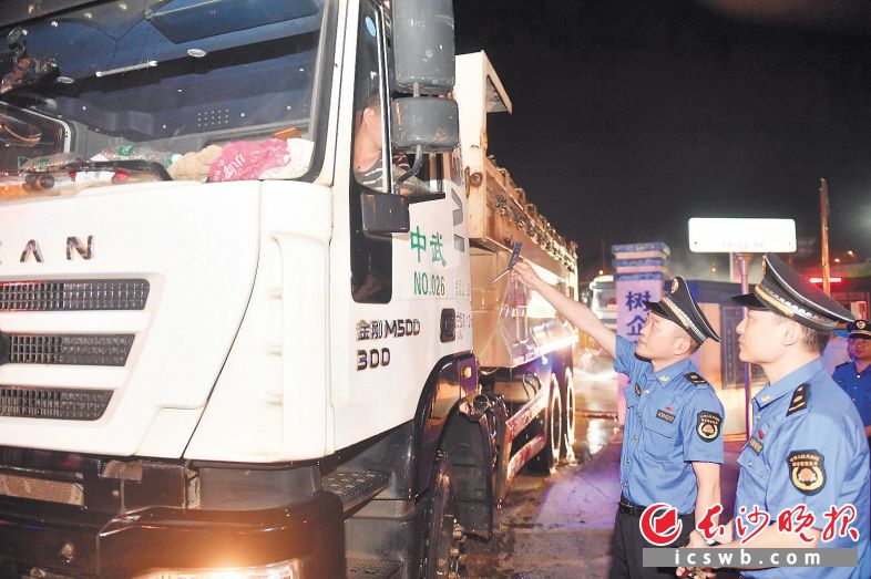 　　连日来，长沙市区两级城管执法人员在进行夜间督查。余劭劼 摄