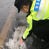 吉首交警:确保安全刻不容缓 清理杂物疏通交通