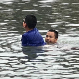凤凰古城游客落水 沱江河景区船工快速施救
