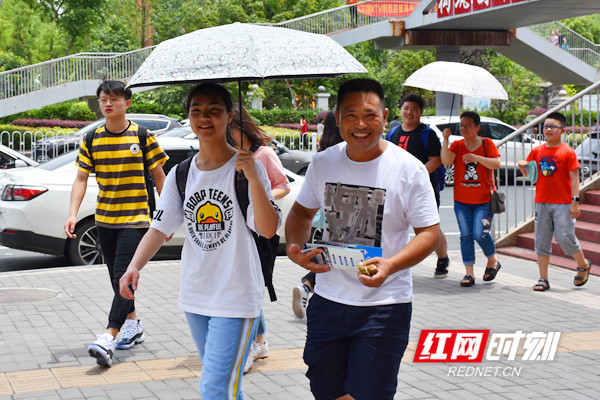 刘先生接到女儿时，父女俩喜笑颜开。.jpg