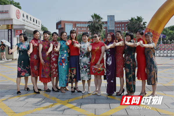 g在外守候的家长来了一组“旗袍秀”。.jpg