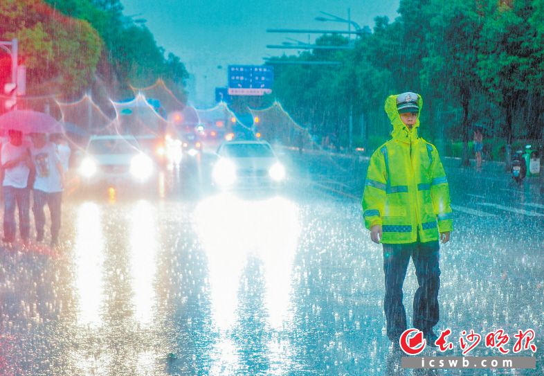 　　6月8日下午，湖南师大附中考点，考试结束后，天空突然下起大雨，交警正在疏导交通，确保考生安全有序回家。                                                                              长沙晚报全媒体记者 邹麟 摄