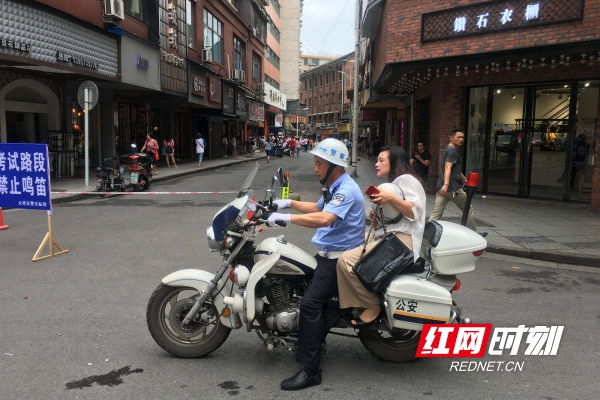 开考在即 大祥交警大队火速帮助考生取回准考证