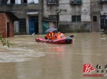 东安：大暴雨致县城内涝严重 消防紧急转移群众