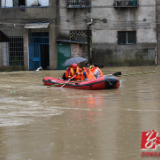 永州东安：大暴雨致县城内涝严重 消防紧急转移群众