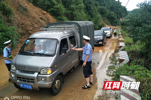 绥宁交警奋战抗洪第一线确保道路安全畅通